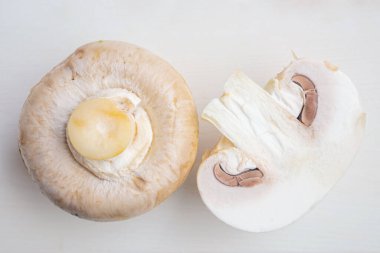 Dilimlenmiş ve tüm çiğ Chapminons yakından, ayrıntılı makro fotoğraf. Sağlıklı gıda, vejetaryenlik, mantar kavramı..