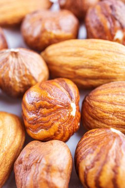 Soyulmuş badem ve fındık yakından. Fındık makro fotoğrafı. Sağlıklı gıda ve vejetaryenlik kavramı.