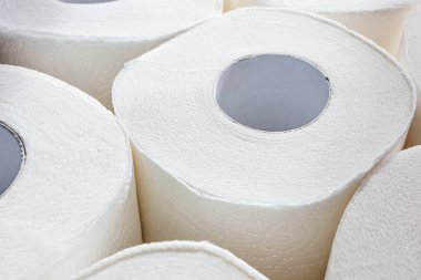 Beyaz tuvalet kağıdı ruloları yakın plan. Kişisel hijyen kavramı, hijyen..