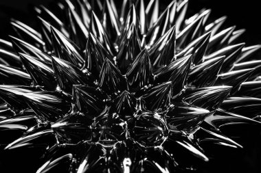 Ferrofluid, manyetik sıvı yakın çekim. Soyut minimalist siyah moda arka planı. Manyetik alanın varlığında akışkan yüksek derecede kutuplaşmış. Etkileyici, şık, yanardöner siyah dikenler..
