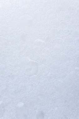 Sabun köpüğü yakın çekim. Ayrıntılı makro fotoğraf. Kişisel hijyen kavramı, el yıkama, virüs sırasında sağlıkla ilgilenme. Soyut arkaplan resmi.