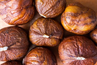 Yakın plan soyulmuş fındık. Fındık makro fotoğrafı. Sağlıklı gıda ve vejetaryenlik kavramı.