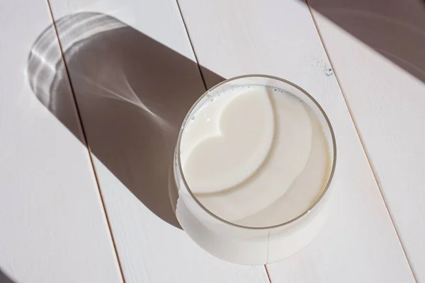 나무로 가벼운 유리에 우유를 넣는다 눈부신 그림자 채식의 채식주의자들을 — 스톡 사진