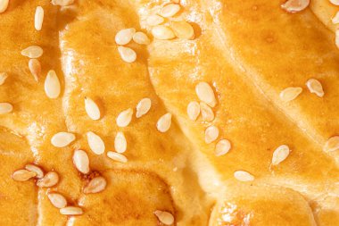 Susam tohumlu taze pişmiş ekmek kabuğu. Fırın ürünleri konsepti. Soyut gıda arkaplanı.