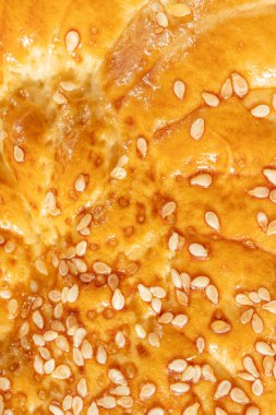 Susam tohumlu taze pişmiş ekmek kabuğu. Fırın ürünleri konsepti. Soyut gıda arkaplanı.