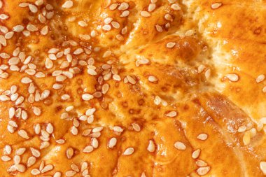 Susam tohumlu taze pişmiş ekmek kabuğu. Fırın ürünleri konsepti. Soyut gıda arkaplanı.