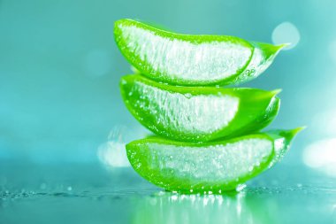 Yeşil yapraklı Aloe Vera Jel, arka planda yakın plan. Cilt bakımı, sağlık hizmeti konsepti. Aloe taze meyve suyu makro shot 'ı. Alternatif tıp, nemlendirici kozmetik.