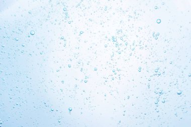 Kozmetik şeffaf jelin yakın çekim örneği. Organik doğal kozmetik, yüz ve vücut bakımı kavramı. Kopyalama alanı, minimalizm, makro.