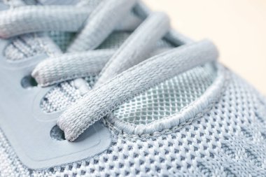 Gri bir spor ayakkabısının detaylı makro fotoğrafı. Koşu için spor ayakkabıları. Bağcıklara yakın çekim.