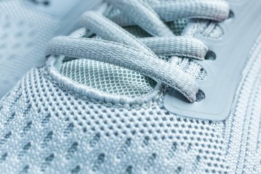 Gri bir spor ayakkabısının detaylı makro fotoğrafı. Koşu için spor ayakkabıları. Bağcıklara yakın çekim.