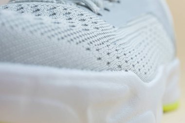 Gri bir spor ayakkabısının detaylı makro fotoğrafı. Koşu için spor ayakkabıları.. 