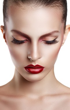 Portre güzellik kadın yüzü. Güzel model mükemmel taze temiz ten kızla. Gençlik ve beyaz bir arka plan üzerinde cilt bakım izole