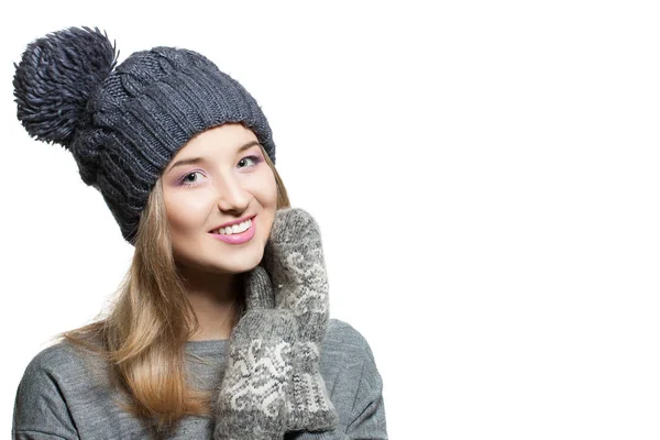 Ritratto invernale di una giovane donna sorridente con un cappello a maglia. Cappello invernale e guanti lavorati a maglia. ragazza allegra. Isolamento su sfondo bianco — Foto Stock