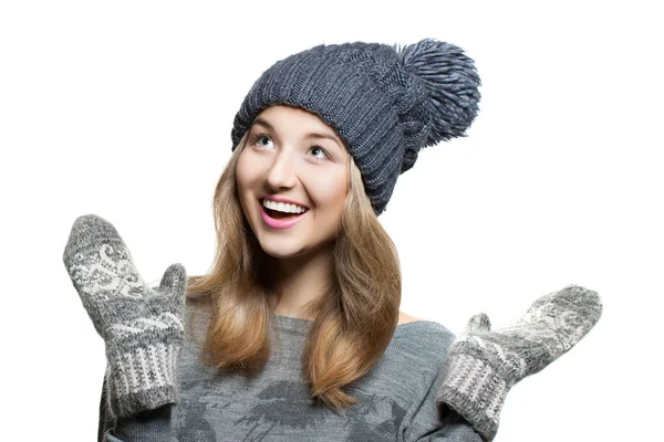 Зимний портрет молодой улыбающейся женщины в вязаной шляпе. Зимняя шляпа и вязаные варежки. веселая девушка. Изоляция на белом фоне — стоковое фото