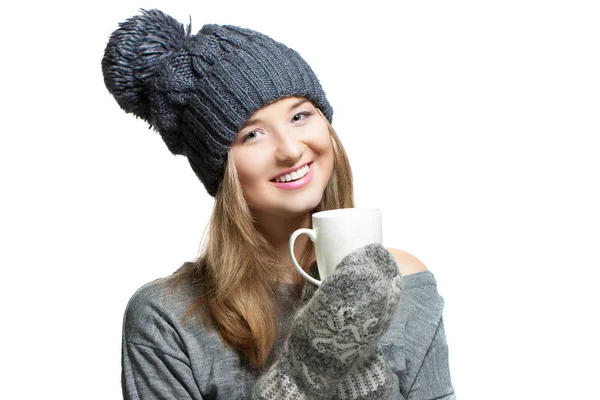 Retrato de invierno de una joven sonriente con un sombrero de punto. Sombrero de invierno y guantes de punto. Chica alegre. Aislamiento sobre fondo blanco — Foto de Stock