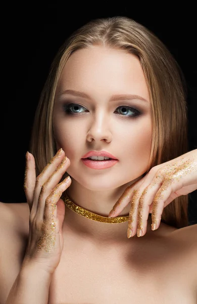 Hermosa rubia con maquillaje dorado. Moda de belleza. Primer plano de la cara —  Fotos de Stock