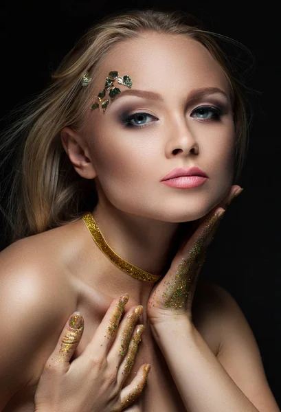 Bela loira com maquiagem dourada. Moda de beleza. Face close-up — Fotografia de Stock