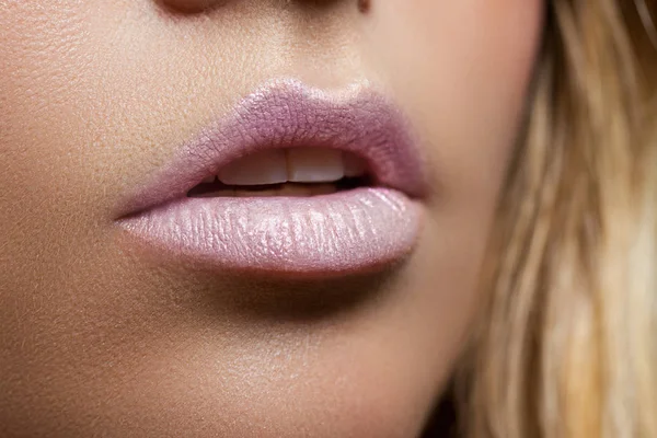 Zbliżenie uchylone usta kobiety. Delikatne różowe usta. Doskonałej skóry. Perłowa szminka — Zdjęcie stockowe