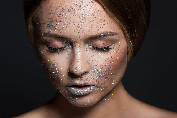 Moda bellezza ragazza glamour. Faccia in Polvere Glitter. Ritratto ravvicinato di una donna — Foto Stock