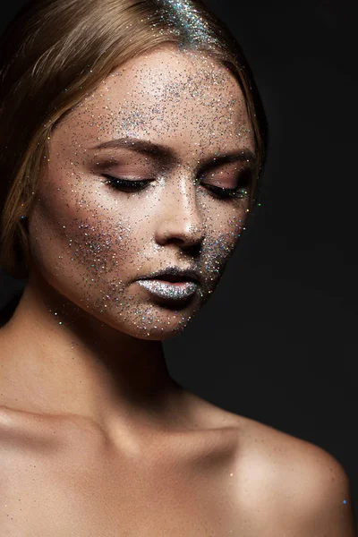 Mode Schönheit Glamour Mädchen. Gesicht in Glitzerpuder. Nahaufnahme Porträt einer Frau — Stockfoto