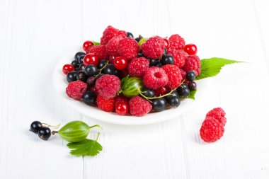 Beyaz ahşap masa üzerinde taze olgun çilek. Yararlı doğal gıda.