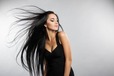 Rüzgar saç uçan ile güzel kız modeli.