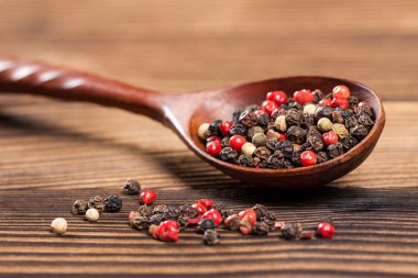 Tatlı baharatlar. Bir tahta kaşık biber karışımı.