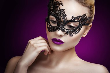 siyah bir maske içinde güzel bir kadın. Karnaval maskesi yakın çekim kadın p