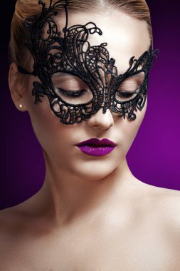 siyah bir maske içinde güzel bir kadın. Karnaval maskesi yakın çekim kadın p