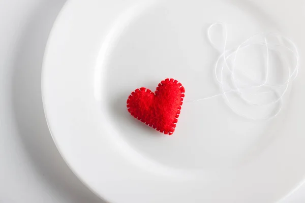 Red heart on a white plate. concept. Valentine, beautiful background — Stock Photo, Image