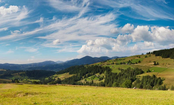 Paesaggio idilliaco con prati verdi freschi cime di montagna nel — Foto Stock