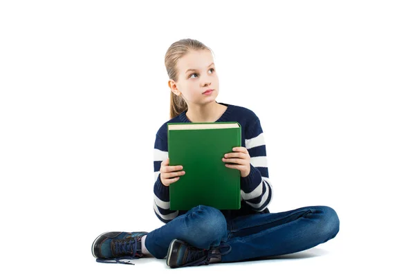 Menina adolescente bonita sentada no chão com um livro em suas mãos . — Fotografia de Stock