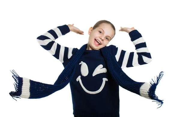 Χαρούμενο κορίτσι στο πουλόβερ και κασκόλ, θέτοντας στο στούντιο. Κασκόλ που φέρουν στον αέρα. — Φωτογραφία Αρχείου