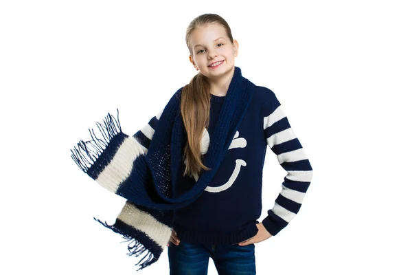 Chica alegre en suéter y bufanda posando en el estudio. Bufanda volando en el viento . — Foto de Stock