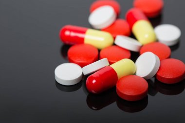 Çeşitli ilaç tıp hap, Tablet ve kapsüller siyah arka plan üzerinde.