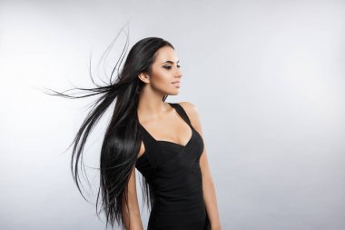 Rüzgar saç uçan ile güzel kız modeli.