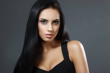 Düz siyah saçlı güzel model kız. Mükemmel saç. Siyah elbise