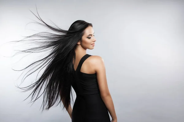 Mooi meisje model met vliegende wind haar. — Stockfoto