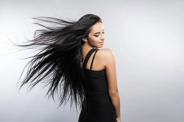 Hermosa chica modelo con vuelo el viento pelo . — Foto de Stock