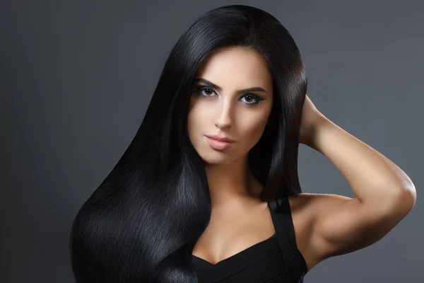 Hermosa chica modelo con el pelo suave y oscuro. Cabello perfecto. Vestido negro — Foto de Stock