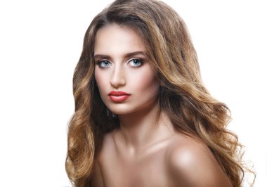 Uzun kıvırcık saçlı güzel bir genç kız portresi