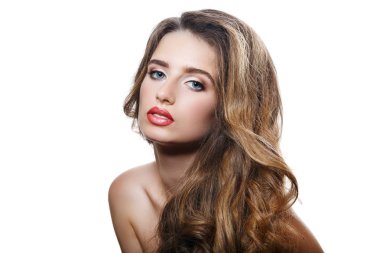 Uzun kıvırcık saçlı güzel bir genç kız portresi