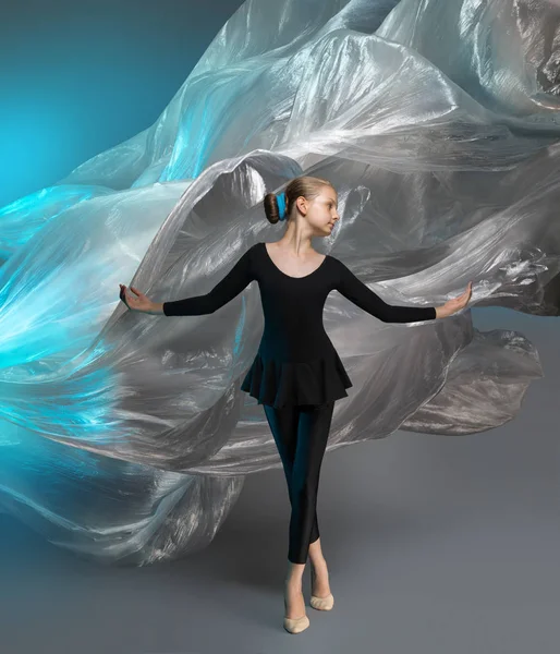 Mädchen in schwarzer Kleidung im Studio auf dem Hintergrund fliegender Polyethylenfolie — Stockfoto