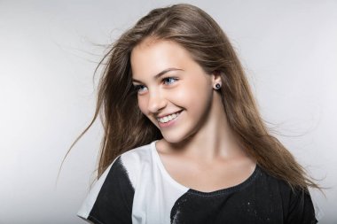 Rüzgarlı saçlı güzel model