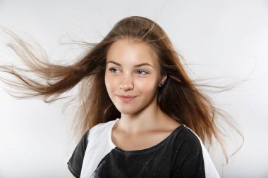 Rüzgarlı saçlı güzel model