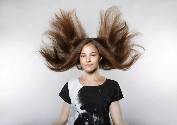 Schönes Modell mit windigen Haaren — Stockfoto