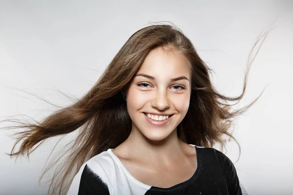 Piękny model z włosów wietrznie — Zdjęcie stockowe
