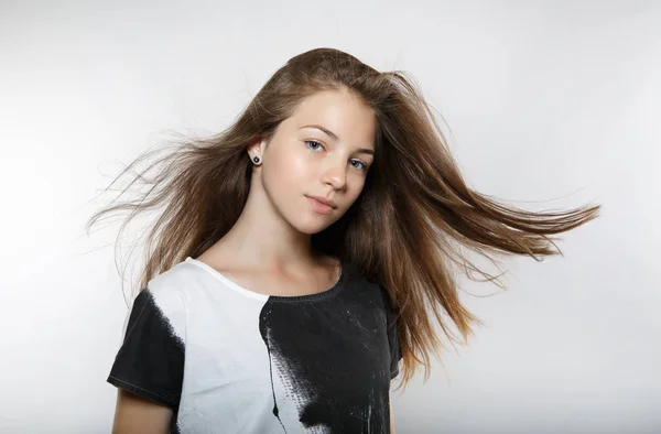 風の強い髪と美しいモデル — ストック写真