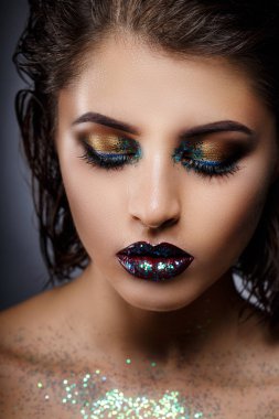 Güzel kadının yüzüne muhteşem makyaj yakın çekim ile