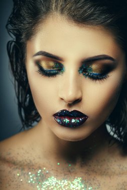 Güzel kadının yüzüne muhteşem makyaj yakın çekim ile